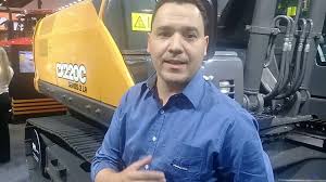 Carlos França, da Case, relaciona as máquinas levadas à feira pela marca