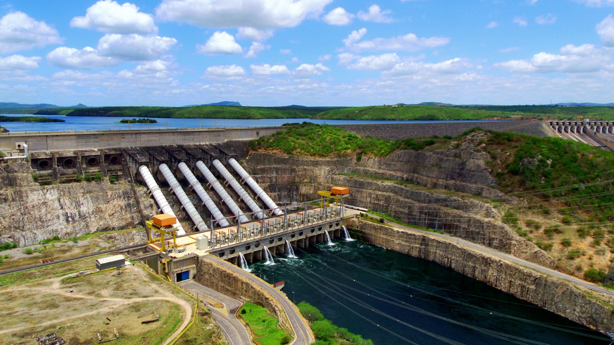 Eletrobras impulsiona geração e transmissão de energia com bilhões em investimentos