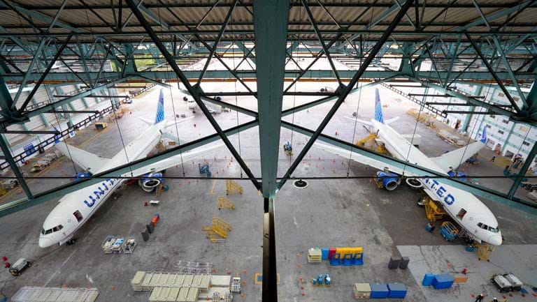 Um hangar moderno, aos 70 anos