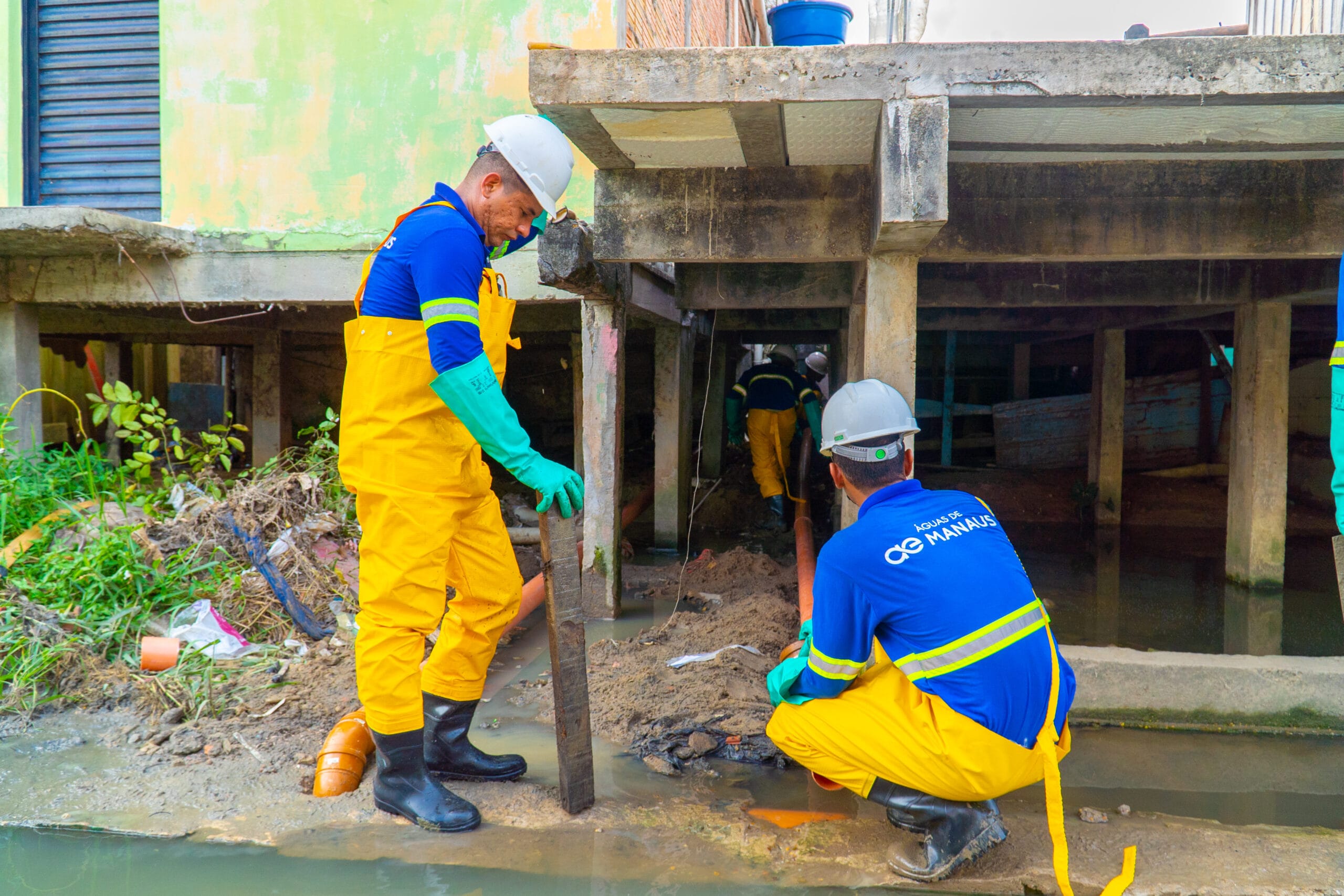 Manaus chega a 99% em redes d´água e 31% em coleta de esgoto – instalando redes aéreas nas palafitas