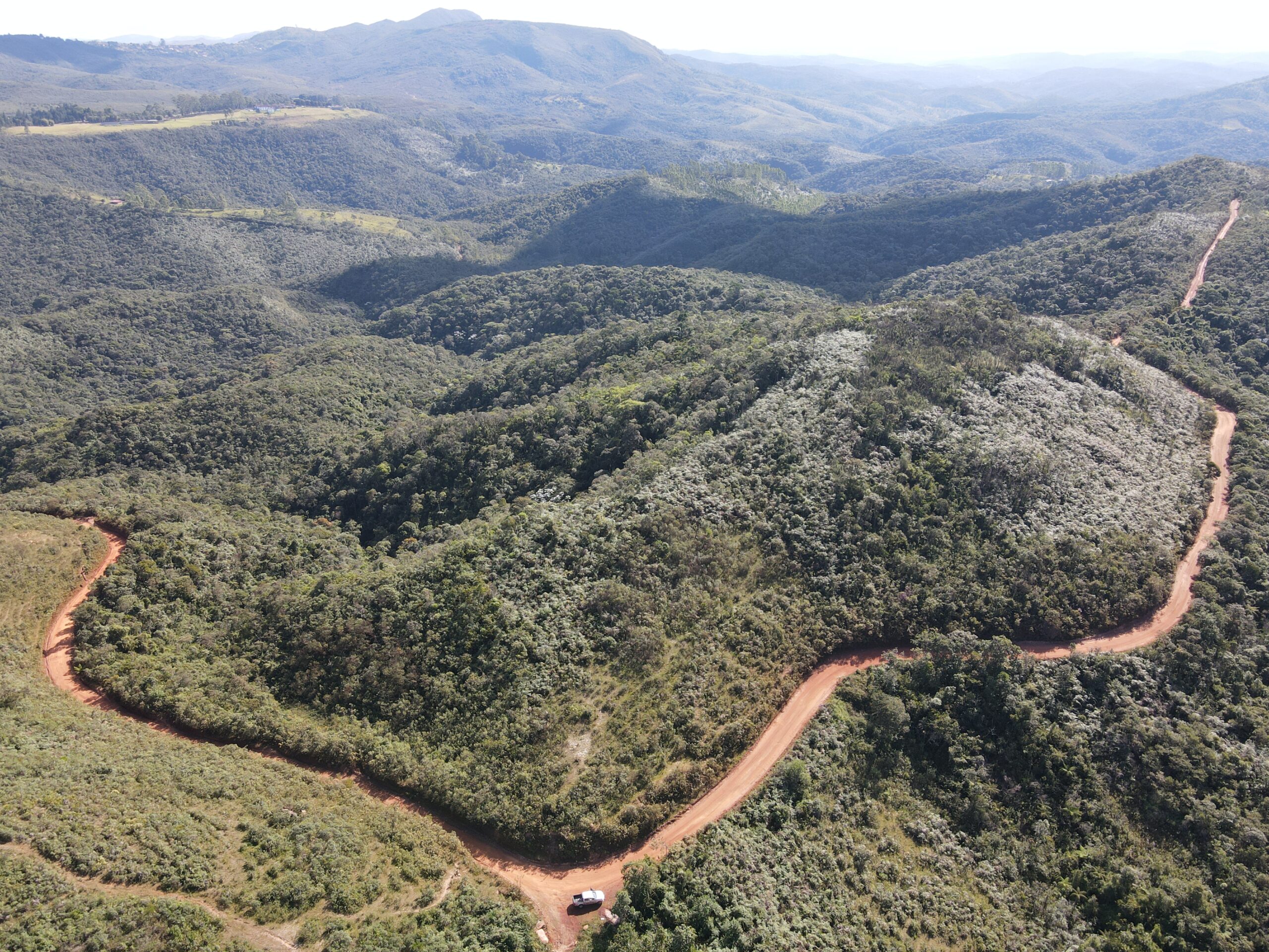 Estrada é construída utilizando rejeito de minério