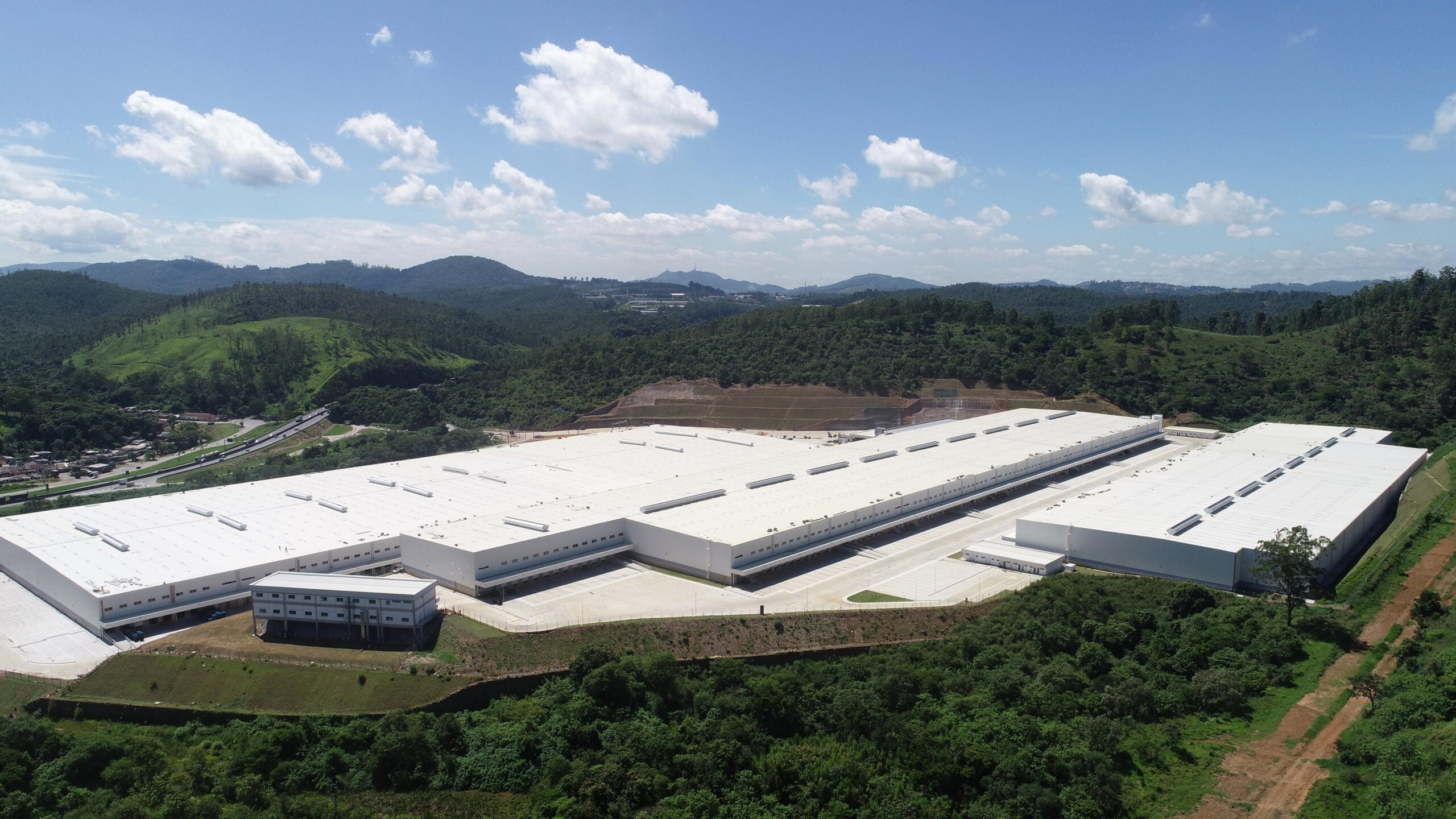 Complexo logístico, em terreno equivalente a 76 campos de futebol, superou condições geológicas