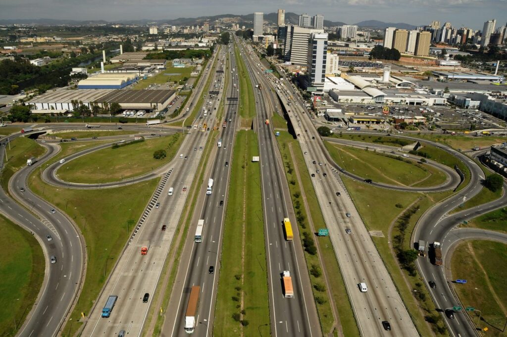 Trecho da Rodovia Raposo Tavares, mostrando a infraestrutura atual e o tráfego na região incluída na concessão Nova Raposo.