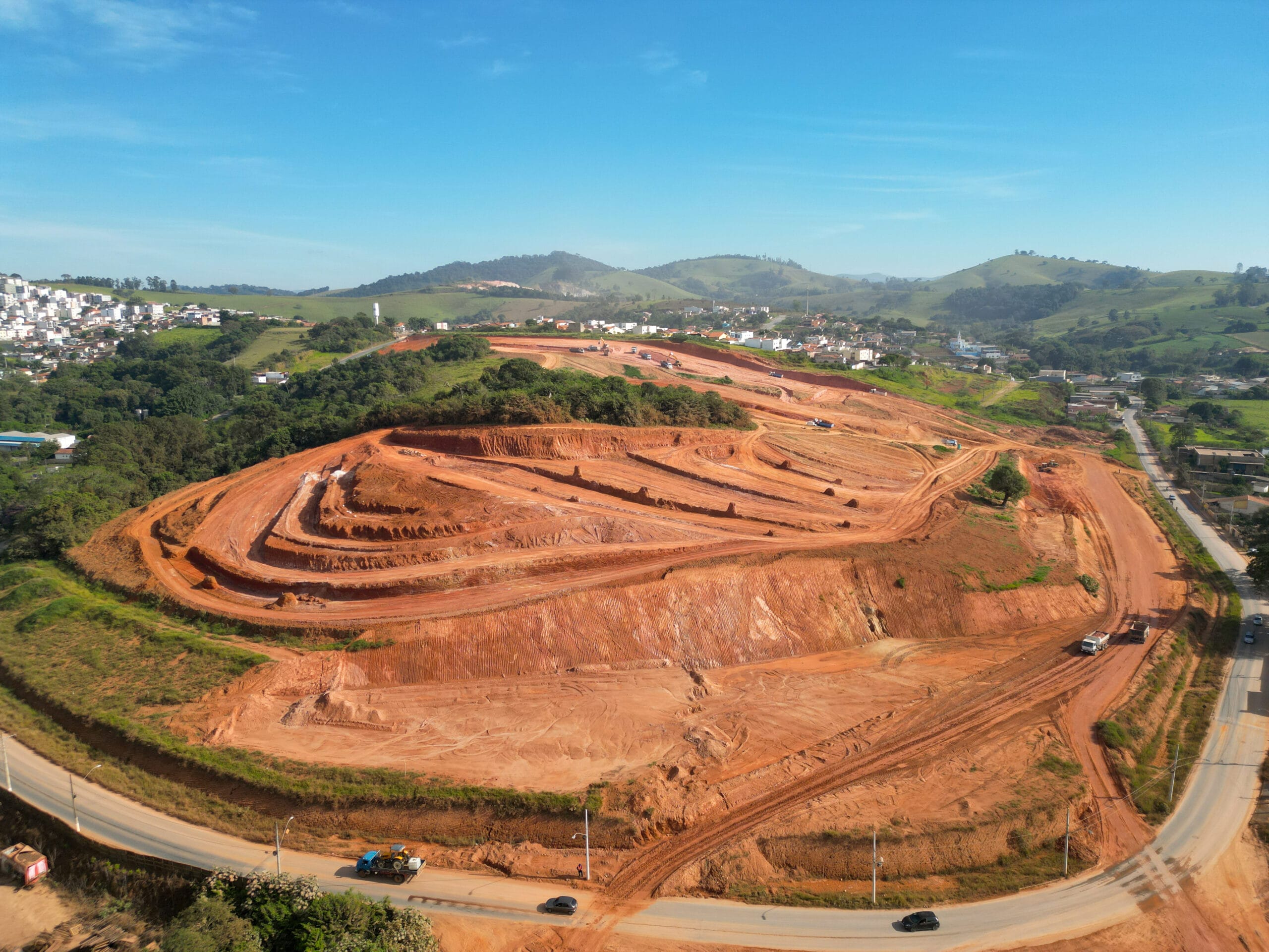 Da mineração para obras de terraplenagem, drenagem e pavimentação em MG
