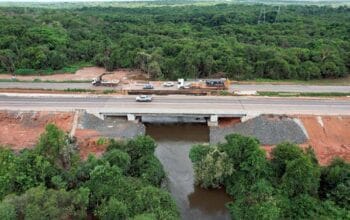 Obras de duplicação na BR-163 em Mato Grosso, projeto rodoviário com investimentos de R$ 7,6 bilhões para melhorar o escoamento do agronegócio.