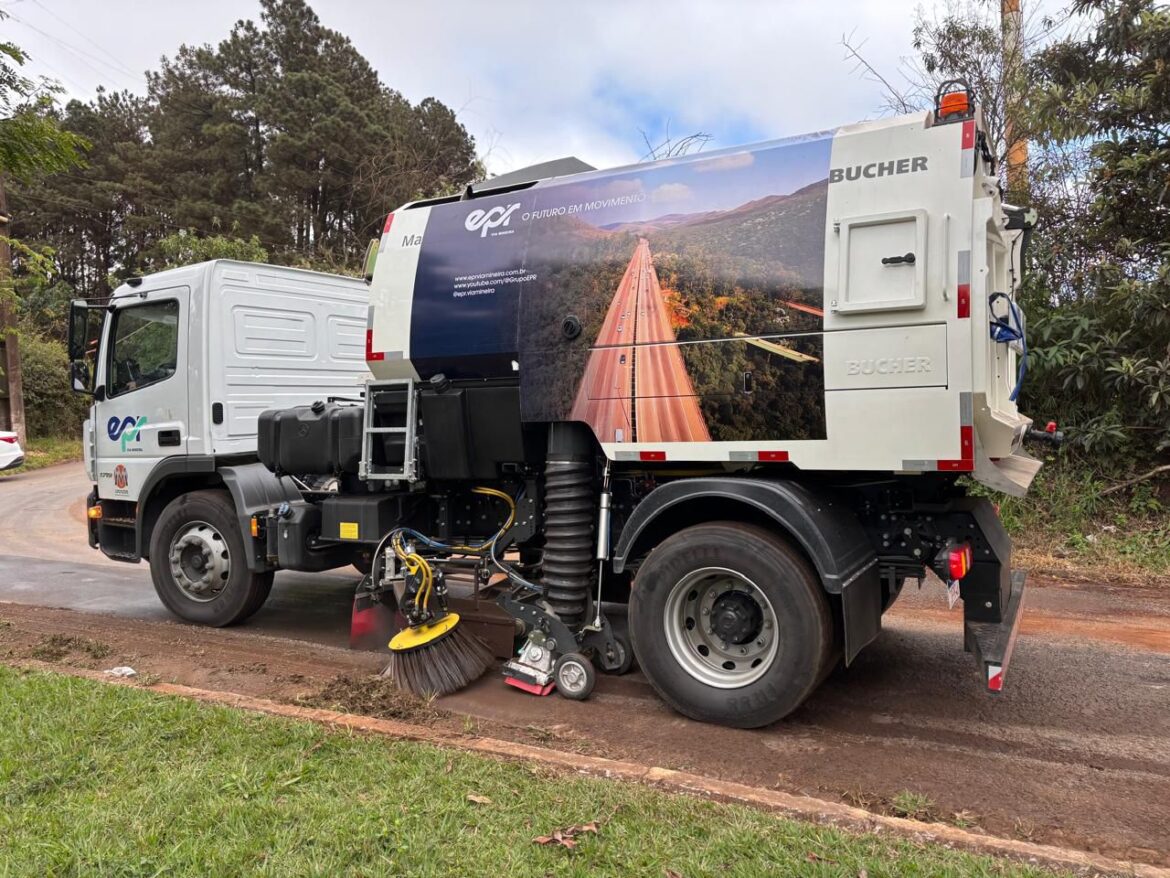 Varredeira mecanizada da EPR Via Mineira agiliza limpeza de resíduos de minério na BR-040