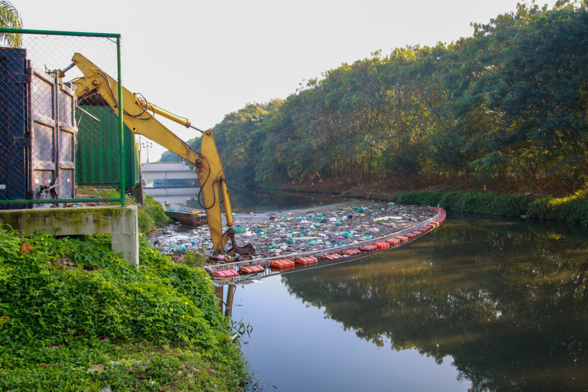 Ecobarreiras evitam que 12 mil toneladas de lixo cheguem à Bahia de Guanabara