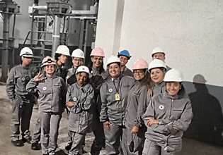 Mulheres em treinamento de manutenção elétrica na ViaMobilidade