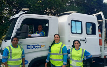 Equipe feminina da Eixo SP em ação na conservação de rodovias