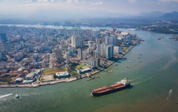 Vista aérea do Porto de Santos, onde a APS realizará dragagem e contratará serviços digitais via licitações públicas