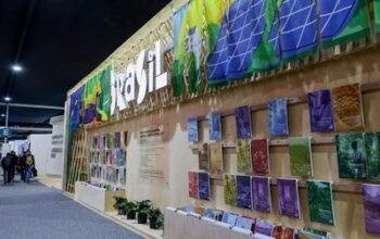 Painel com programação dos Pavilhões Brasil na COP30 em Belém