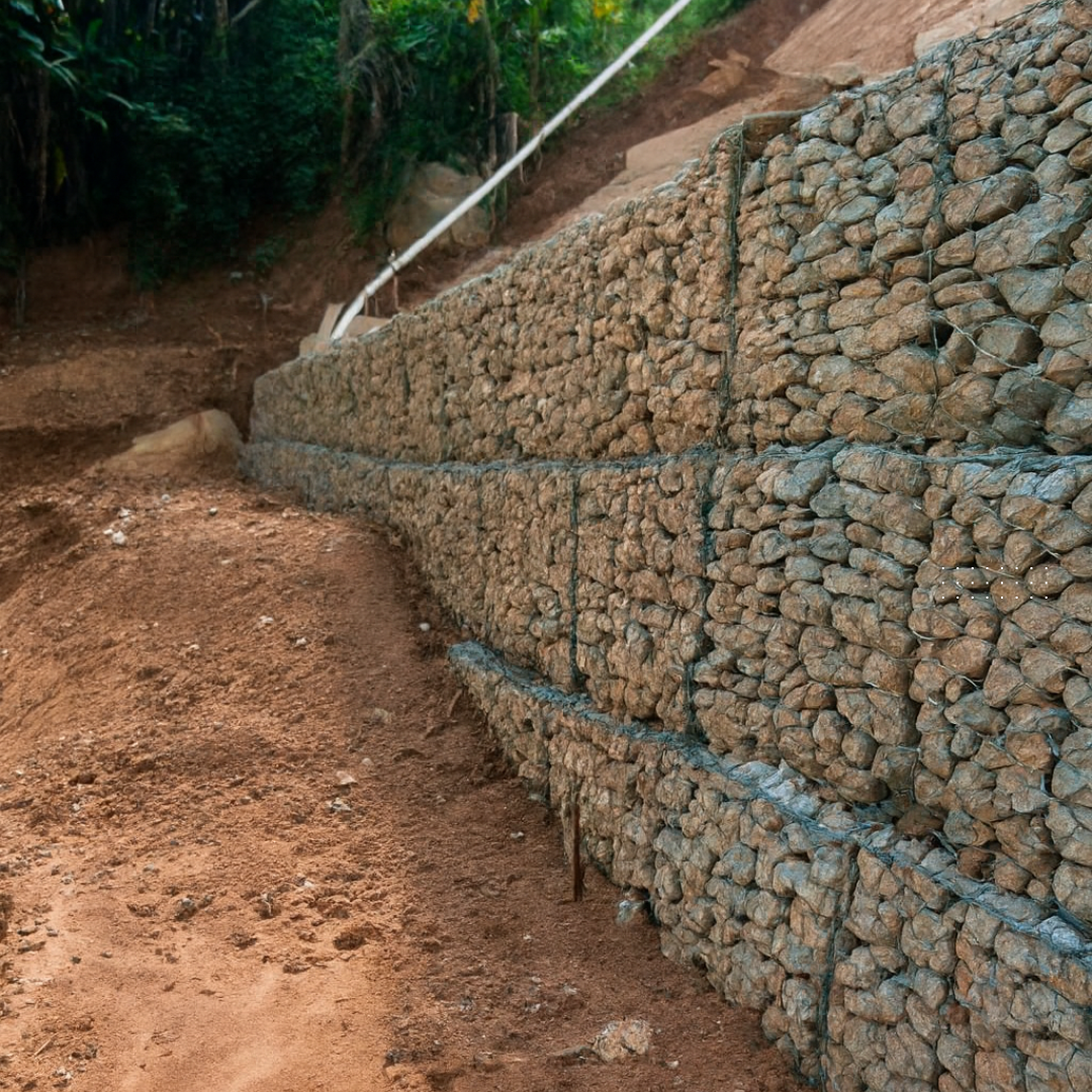 Muros de gabião com resíduos de obras reduzem custos e capturam CO2