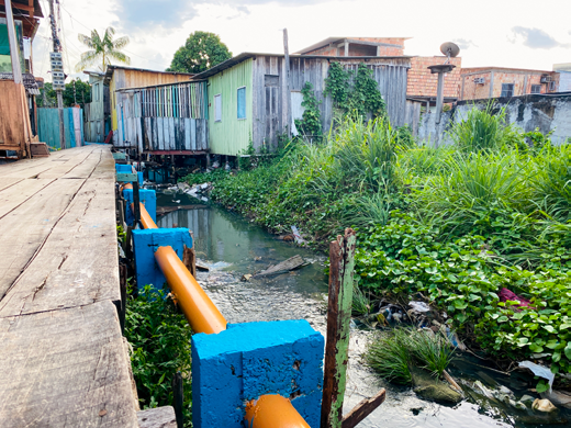 Redes aéreas levam saneamento a moradias sobre palafitas em Manaus e Belém
