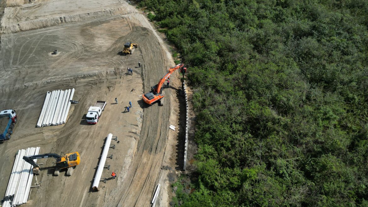 Contenções com estacas-prancha de PVC evitam impacto na Vila dos Pescadores, em Cubatão-SP