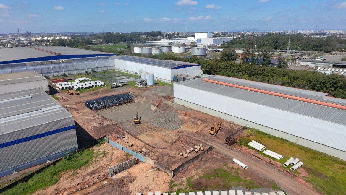 Bacia de contenção em complexo industrial é construída para amortecer águas pluviais