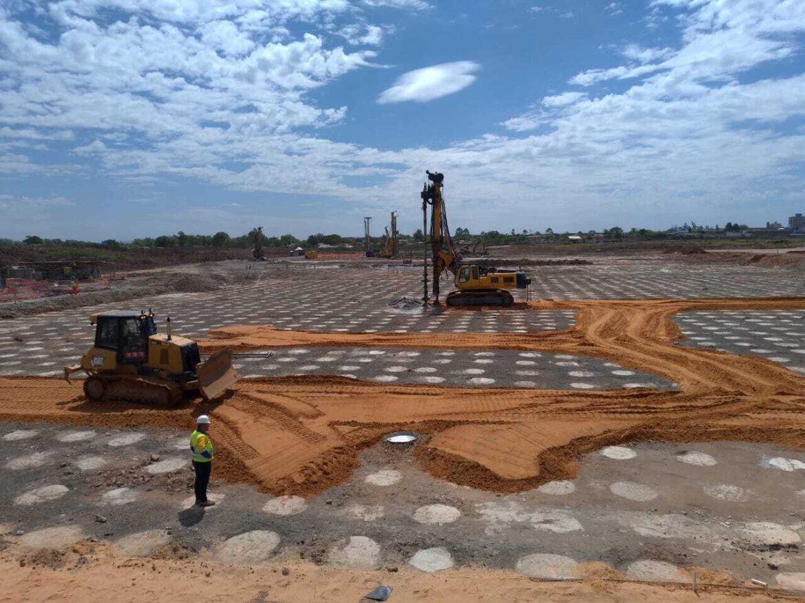 Colunas Deep Soil Mixing reforçam aterro ferroviário sobre argilas moles