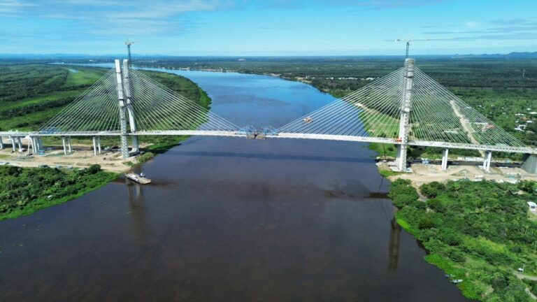 Foto aérea da ponte estaiada internacional sobre o rio Paraguai, um elemento chave da infraestrutura da Rota Bioceânica, mostrando a fase final de construção e a conexão quase completa entre o Brasil e o Paraguai.