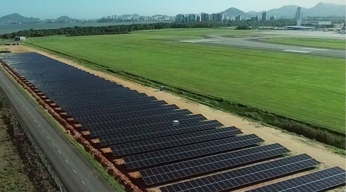 Complexo de usinas solares do Aeroporto de Vitória alcança 50% das obras concluídas