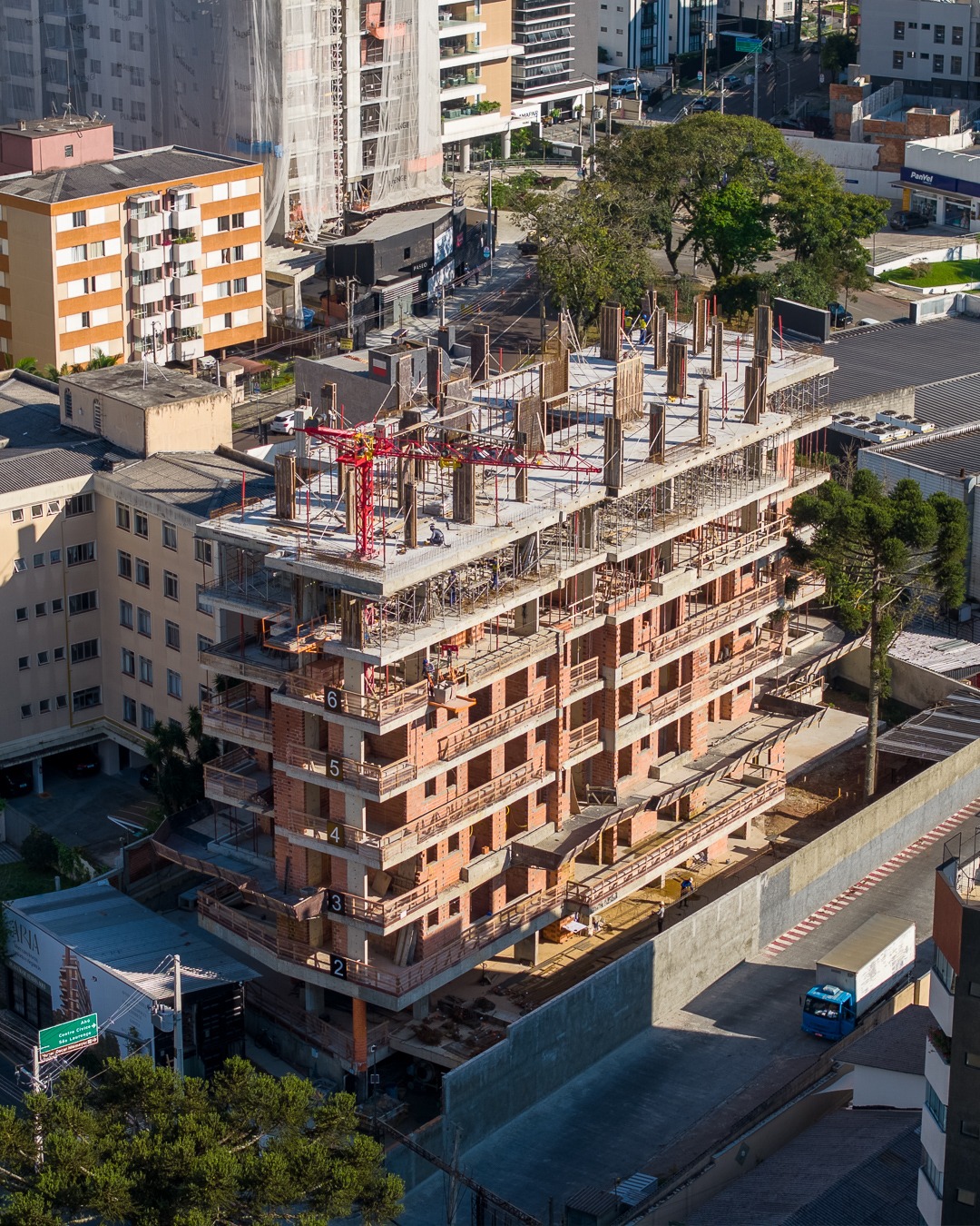 Protensão reduz espessura de lajes e acelera obra de residencial em Curitiba