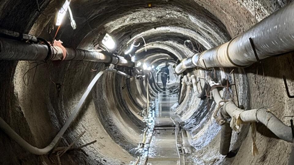 Interceptor de 9 km, sifão em poço de 30 m e túnel sob o Tietê conduzem esgoto à ETE Barueri